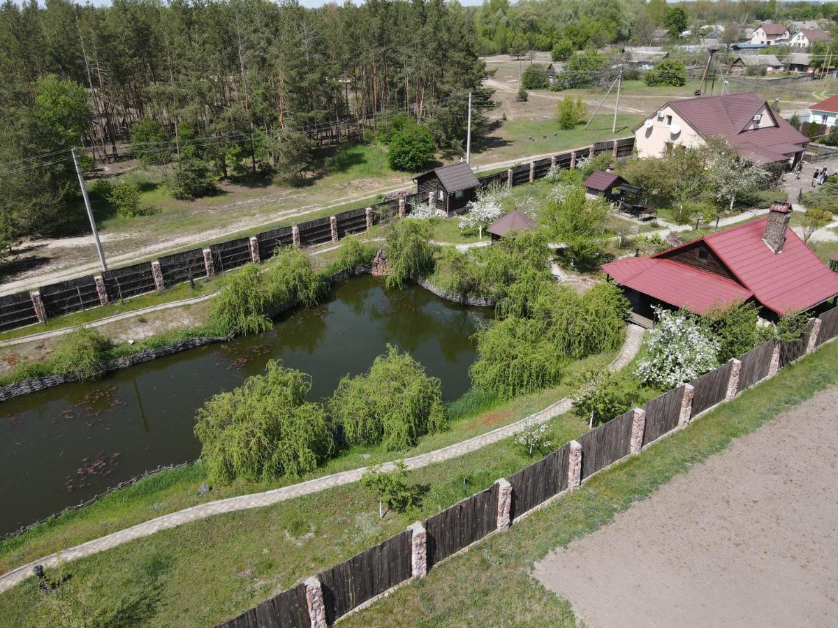 Holiday home затишна з озером біля лісу Voropaivka